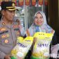 Caption: Kapolres Sampang AKBP Hartono saat melayani langsung masyarakat yang membeli beras murah, (sumber foto: Humas Polres Sampang). 