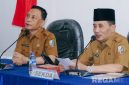 Caption: Sekretaris Daerah Kabupaten Sampang Yuliadi Setiyawan (kanan), memberikan arahan kepada peserta Bimtek SPBE, (sumber foto: Diskominfo Sampang). 