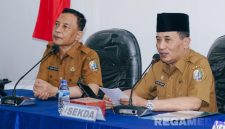 Caption: Sekretaris Daerah Kabupaten Sampang Yuliadi Setiyawan (kanan), memberikan arahan kepada peserta Bimtek SPBE, (sumber foto: Diskominfo Sampang). 