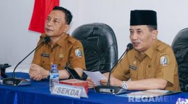 Caption: Sekretaris Daerah Kabupaten Sampang Yuliadi Setiyawan (kanan), memberikan arahan kepada peserta Bimtek SPBE, (sumber foto: Diskominfo Sampang). 