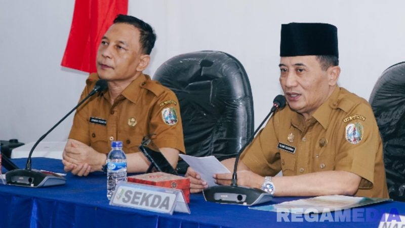 Caption: Sekretaris Daerah Kabupaten Sampang Yuliadi Setiyawan (kanan), memberikan arahan kepada peserta Bimtek SPBE, (sumber foto: Diskominfo Sampang). 