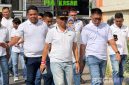 Caption: Kepala Lapas Narkotika Pamekasan (Kusnan) ikut langsung 'Jalan Sehat' meriahkan peringatan HUT Kemerdekaan RI ke-80. 