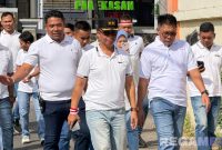 Caption: Kepala Lapas Narkotika Pamekasan (Kusnan) ikut langsung 'Jalan Sehat' meriahkan peringatan HUT Kemerdekaan RI ke-80. 
