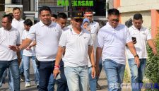 Caption: Kepala Lapas Narkotika Pamekasan (Kusnan) ikut langsung 'Jalan Sehat' meriahkan peringatan HUT Kemerdekaan RI ke-80. 