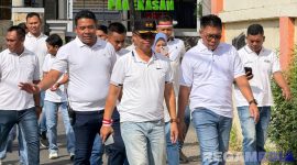 Caption: Kepala Lapas Narkotika Pamekasan (Kusnan) ikut langsung 'Jalan Sehat' meriahkan peringatan HUT Kemerdekaan RI ke-80. 