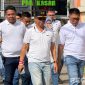 Caption: Kepala Lapas Narkotika Pamekasan (Kusnan) ikut langsung 'Jalan Sehat' meriahkan peringatan HUT Kemerdekaan RI ke-80. 