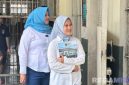 Caption: tim penilai lomba dari petugas wanita Lapas Narkotika Pamekasan mengoreksi kebersihan blok hunian warga binaan. 