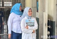 Caption: tim penilai lomba dari petugas wanita Lapas Narkotika Pamekasan mengoreksi kebersihan blok hunian warga binaan. 