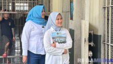 Caption: tim penilai lomba dari petugas wanita Lapas Narkotika Pamekasan mengoreksi kebersihan blok hunian warga binaan. 