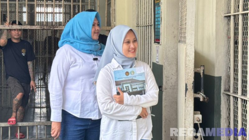 Caption: tim penilai lomba dari petugas wanita Lapas Narkotika Pamekasan mengoreksi kebersihan blok hunian warga binaan. 