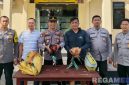 Caption: Kapolsek Sokobanah Iptu Sujiyono bersama anggotanya, menunjukkan dua ekor ayam hasil gerebek lokasi perjudian sabung ayam, (sumber foto: Humas Polres Sampang). 