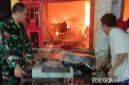 Caption: Danposramil Nonggunong Koramil Sapudi, Pelda Ahmad Rifai, turun langsung ke lokasi kebakaran, (sumber foto: Sumenep.go.id). 