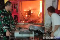 Caption: Danposramil Nonggunong Koramil Sapudi, Pelda Ahmad Rifai, turun langsung ke lokasi kebakaran, (sumber foto: Sumenep.go.id). 