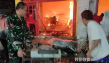 Caption: Danposramil Nonggunong Koramil Sapudi, Pelda Ahmad Rifai, turun langsung ke lokasi kebakaran, (sumber foto: Sumenep.go.id). 