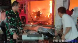 Caption: Danposramil Nonggunong Koramil Sapudi, Pelda Ahmad Rifai, turun langsung ke lokasi kebakaran, (sumber foto: Sumenep.go.id). 