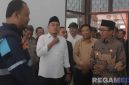 Caption: Bupati Pamekasan KH.Kholilurrahman saat pembukaan Sekolah Rakyat, (sumber foto. Pamekasan.go.id). 