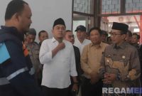 Caption: Bupati Pamekasan KH.Kholilurrahman saat pembukaan Sekolah Rakyat, (sumber foto. Pamekasan.go.id). 