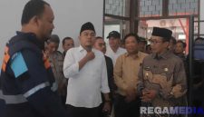 Caption: Bupati Pamekasan KH.Kholilurrahman saat pembukaan Sekolah Rakyat, (sumber foto. Pamekasan.go.id). 