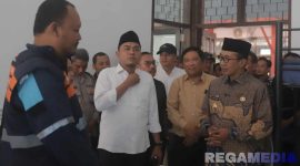 Caption: Bupati Pamekasan KH.Kholilurrahman saat pembukaan Sekolah Rakyat, (sumber foto. Pamekasan.go.id). 