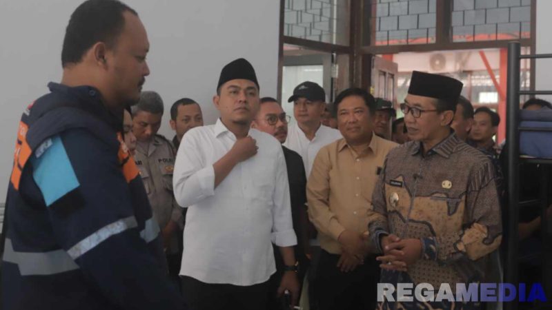 Caption: Bupati Pamekasan KH.Kholilurrahman saat pembukaan Sekolah Rakyat, (sumber foto. Pamekasan.go.id). 