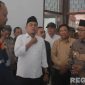 Caption: Bupati Pamekasan KH.Kholilurrahman saat pembukaan Sekolah Rakyat, (sumber foto. Pamekasan.go.id). 