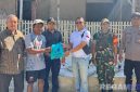 Caption: Kalapas Narkotika Pamekasan Kusnan, serahkan langsung bantuan paket sembako kepada warga.