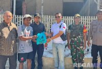Caption: Kalapas Narkotika Pamekasan Kusnan, serahkan langsung bantuan paket sembako kepada warga.