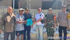 Caption: Kalapas Narkotika Pamekasan Kusnan, serahkan langsung bantuan paket sembako kepada warga.
