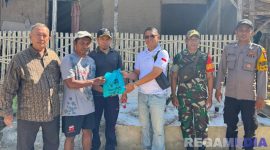 Caption: Kalapas Narkotika Pamekasan Kusnan, serahkan langsung bantuan paket sembako kepada warga.