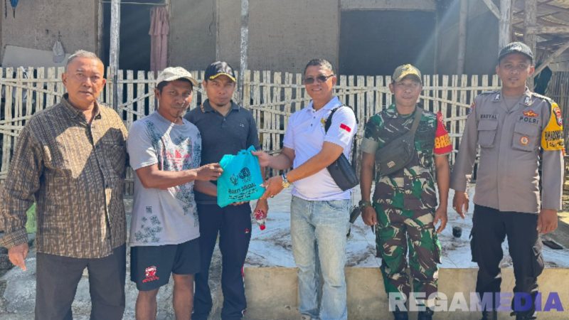Caption: Kalapas Narkotika Pamekasan Kusnan, serahkan langsung bantuan paket sembako kepada warga.