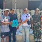 Caption: Kalapas Narkotika Pamekasan Kusnan, serahkan langsung bantuan paket sembako kepada warga.
