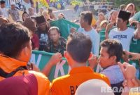 Caption: antusias warga melihat kondisi jenazah di halaman rumah duka usai dievakuasi Tim SAR, (sumber foto: BPBD Sampang). 