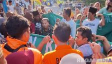 Caption: antusias warga melihat kondisi jenazah di halaman rumah duka usai dievakuasi Tim SAR, (sumber foto: BPBD Sampang). 