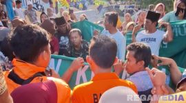 Caption: antusias warga melihat kondisi jenazah di halaman rumah duka usai dievakuasi Tim SAR, (sumber foto: BPBD Sampang). 