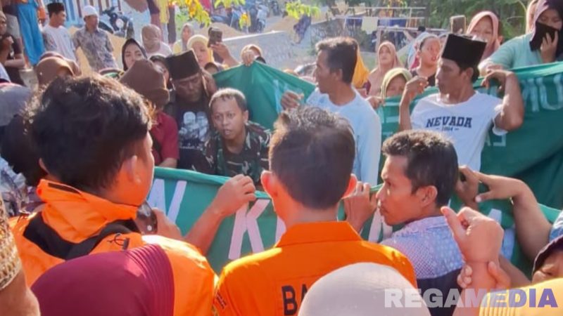 Caption: antusias warga melihat kondisi jenazah di halaman rumah duka usai dievakuasi Tim SAR, (sumber foto: BPBD Sampang). 