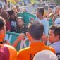 Caption: antusias warga melihat kondisi jenazah di halaman rumah duka usai dievakuasi Tim SAR, (sumber foto: BPBD Sampang). 