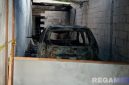 Caption: tampak mobil yang terbakar terparkir di garasi dalam kondisi hangus dan tinggal kerangka, (sumber foto: Humas Polres Sampang). 