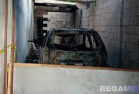 Caption: tampak mobil yang terbakar terparkir di garasi dalam kondisi hangus dan tinggal kerangka, (sumber foto: Humas Polres Sampang). 