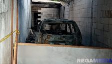 Caption: tampak mobil yang terbakar terparkir di garasi dalam kondisi hangus dan tinggal kerangka, (sumber foto: Humas Polres Sampang). 
