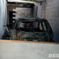 Caption: tampak mobil yang terbakar terparkir di garasi dalam kondisi hangus dan tinggal kerangka, (sumber foto: Humas Polres Sampang). 