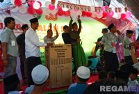 Caption: sorak gembira, ketika peserta JJS mendapatkan hadiah satu unit lemari es dari Pemdes Rabasan, (dok. regamedianews). 