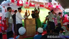 Caption: sorak gembira, ketika peserta JJS mendapatkan hadiah satu unit lemari es dari Pemdes Rabasan, (dok. regamedianews). 