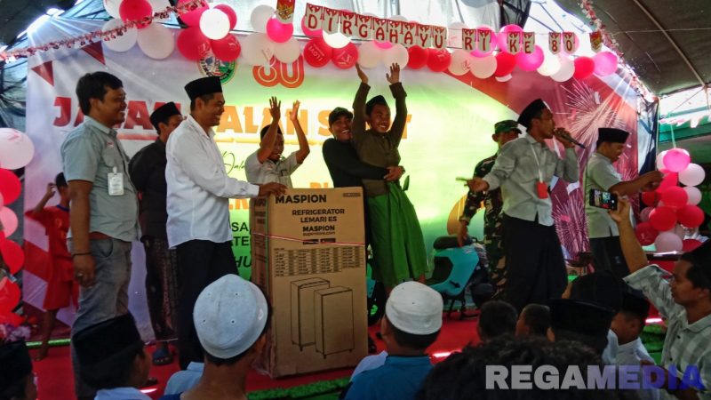 Caption: sorak gembira, ketika peserta JJS mendapatkan hadiah satu unit lemari es dari Pemdes Rabasan, (dok. regamedianews). 