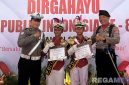 Caption: polisi cilik Raden Nurul Anwar (kanan), menerima reward dan pose bersama dua anggota Polres Sampang, di Pendopo Trunojoyo, (dok. regamedianews). 
