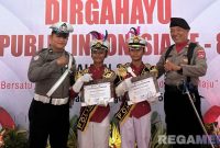 Caption: polisi cilik Raden Nurul Anwar (kanan), menerima reward dan pose bersama dua anggota Polres Sampang, di Pendopo Trunojoyo, (dok. regamedianews). 