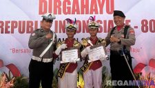 Caption: polisi cilik Raden Nurul Anwar (kanan), menerima reward dan pose bersama dua anggota Polres Sampang, di Pendopo Trunojoyo, (dok. regamedianews). 