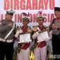 Caption: polisi cilik Raden Nurul Anwar (kanan), menerima reward dan pose bersama dua anggota Polres Sampang, di Pendopo Trunojoyo, (dok. regamedianews). 