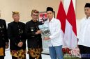 Caption: Bupati Pamekasan (KH. Kholilurrahman), menyerahkan SK remisi kepada warga binaan Lapas Narkotika Pamekasan secara simbolis. 