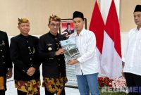 Caption: Bupati Pamekasan (KH. Kholilurrahman), menyerahkan SK remisi kepada warga binaan Lapas Narkotika Pamekasan secara simbolis. 