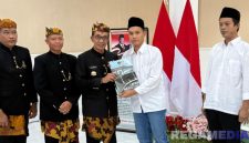 Caption: Bupati Pamekasan (KH. Kholilurrahman), menyerahkan SK remisi kepada warga binaan Lapas Narkotika Pamekasan secara simbolis. 